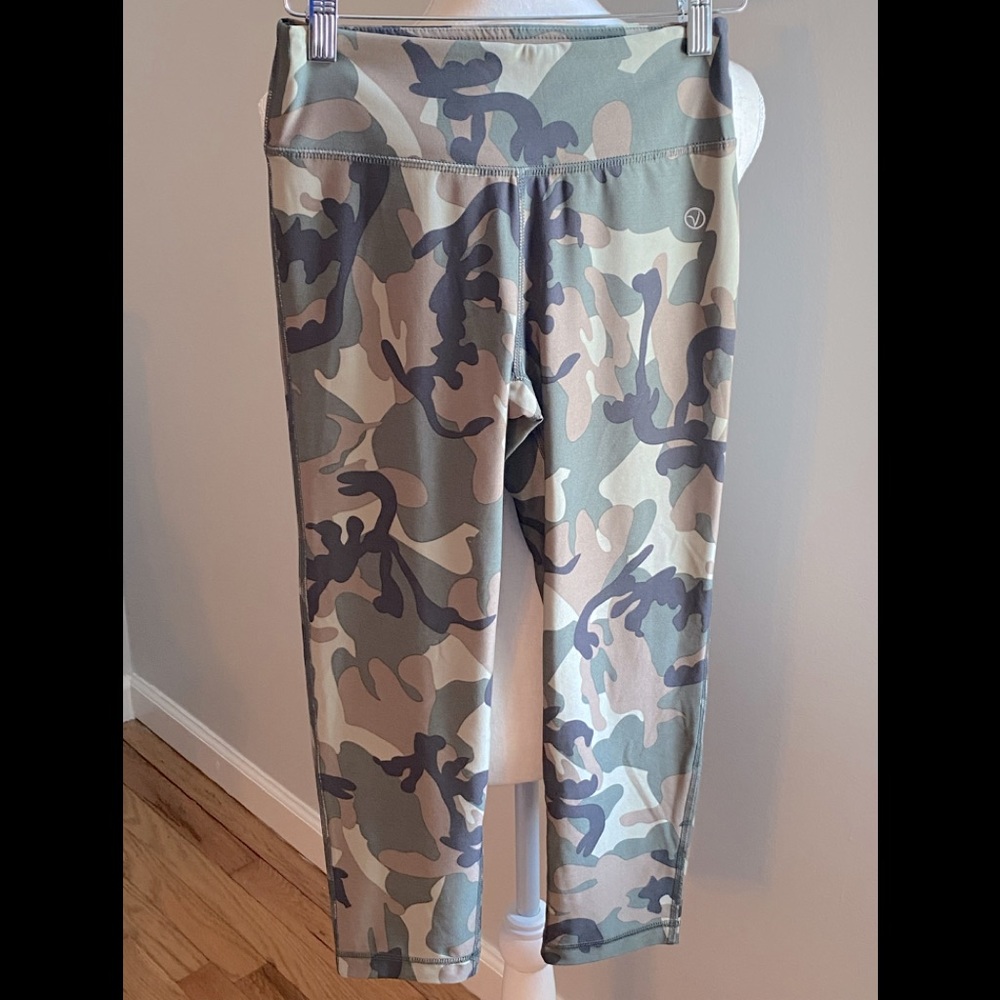 VOGO Athletica Camouflage Performance Capris XS